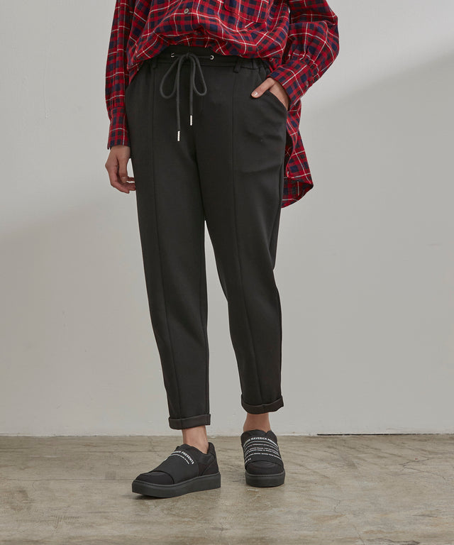 “全ての女性に贈る万能パンツ。いつまでもおしゃれを楽しみに。”クロップドパンツ MM207-1124